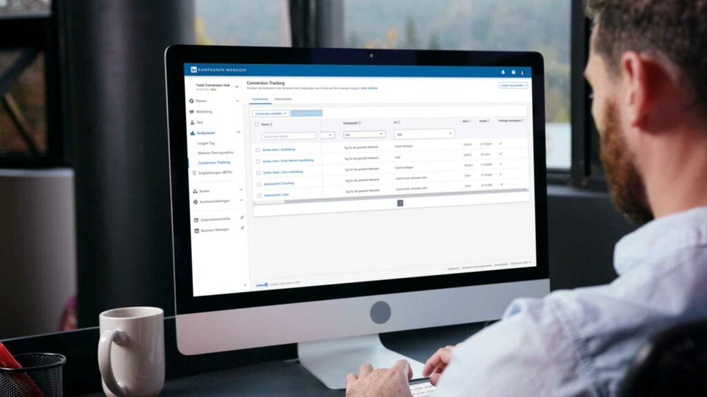agenturmitarbeiter stellt Conversion Tracking in LinkedIn Ads ein