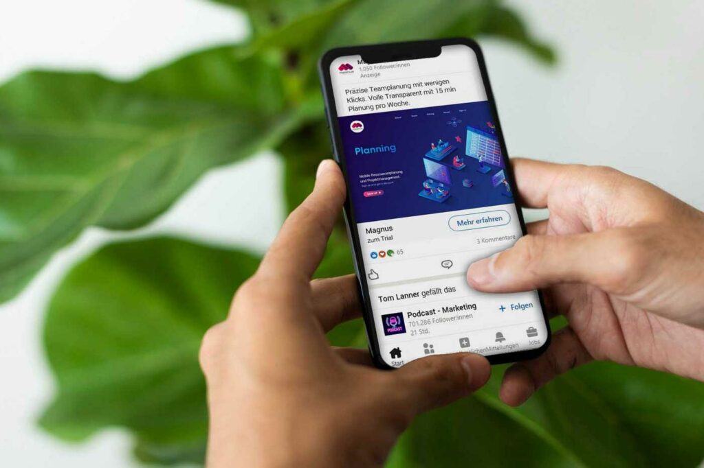 linkedin user sieht sich feed am handy an