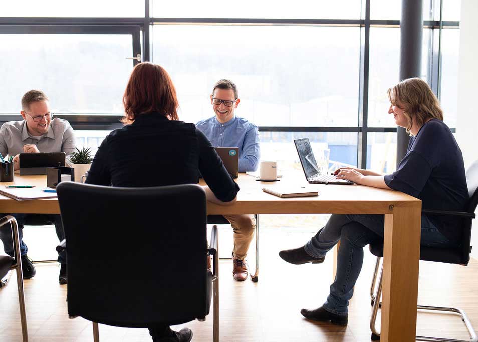 google ads agentur team-besprechung bei webwings